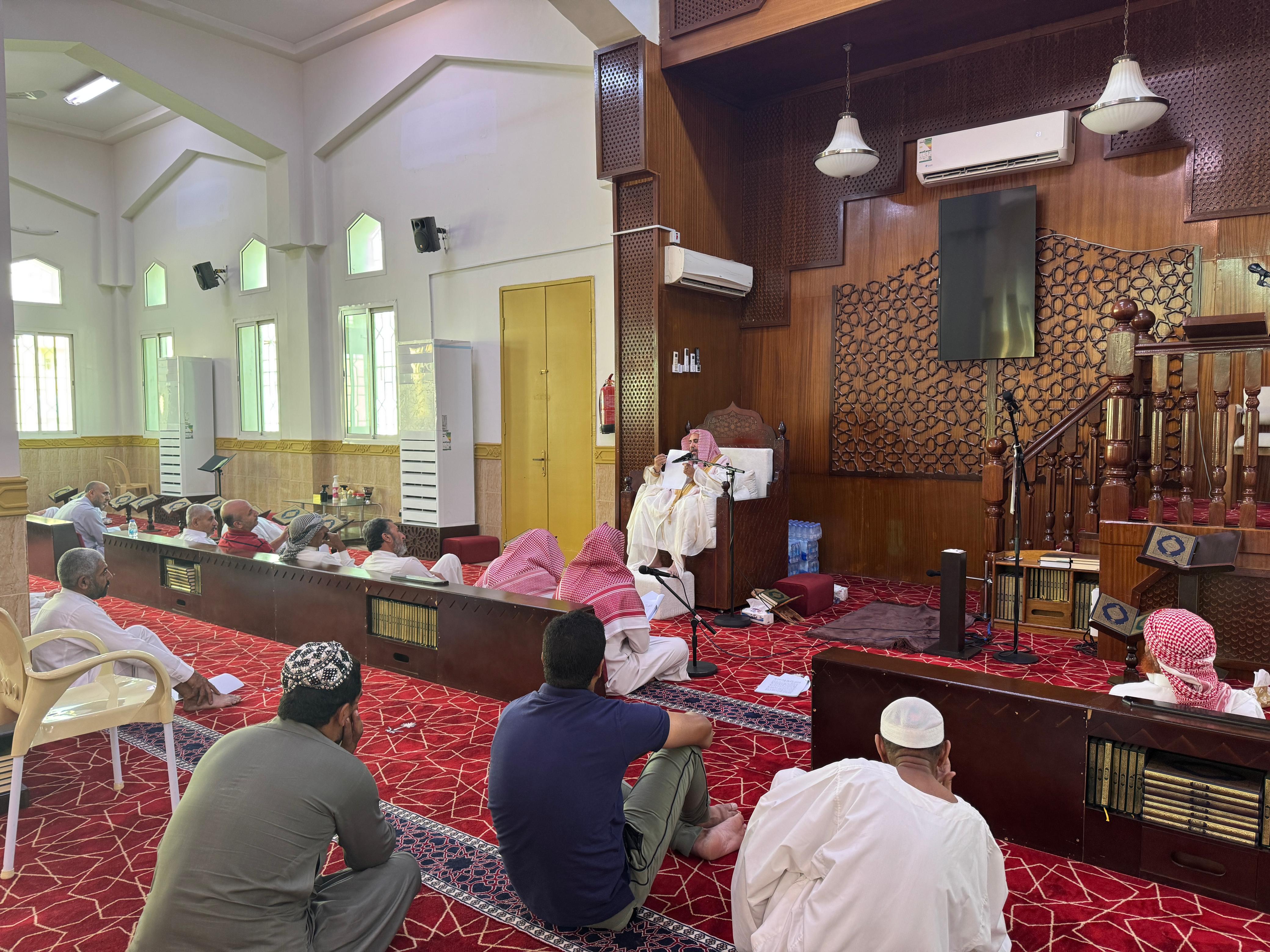 برنامج علمي بعنوان: “أحكام الحج من عمدة الأحكام”  
