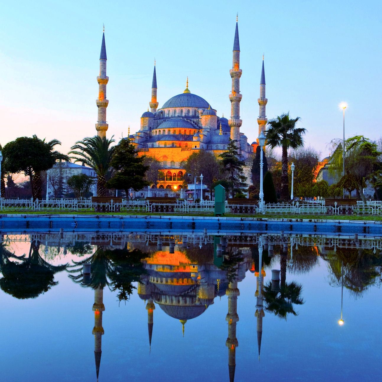 المسجد الأزرق .. مزيج العمارة الإسلامية والفن الماليزى  