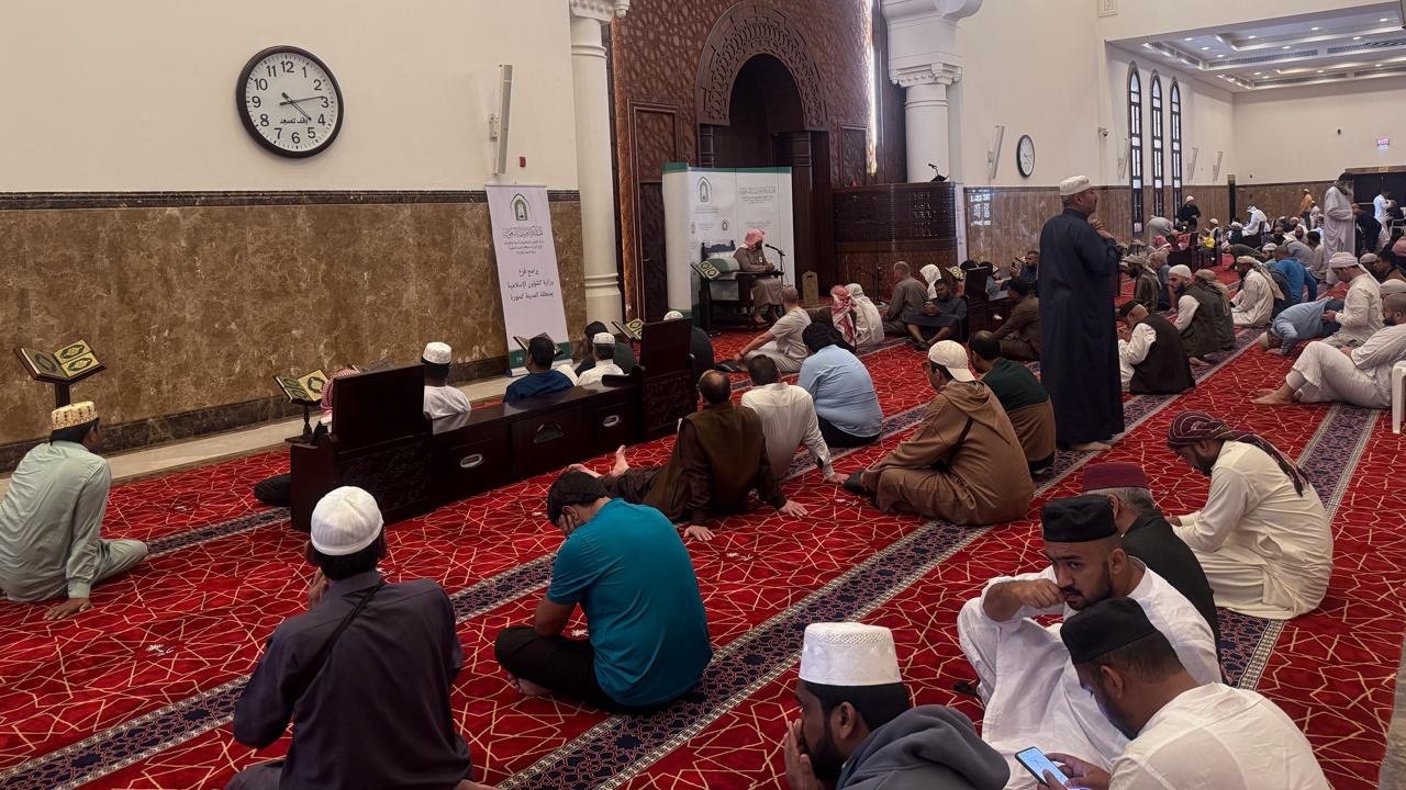 هل يجوز للمسافرين الصلاة جماعةً في المسجد قبل جماعة  