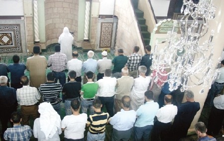 تحديد الفترة بين الأذان والإقامة بالدقائق 