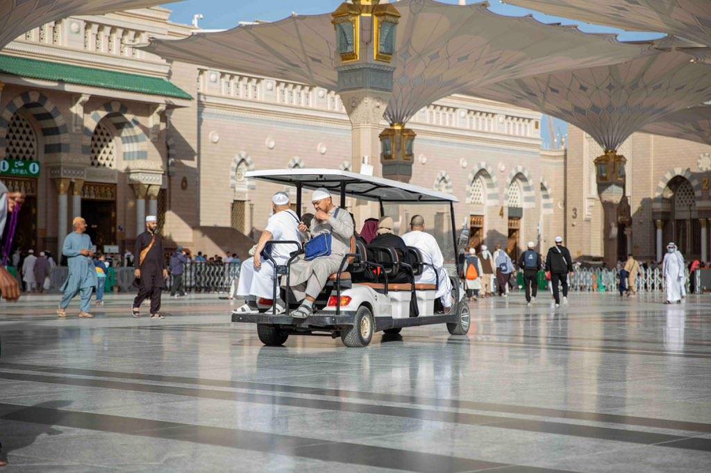 آلاف الحجاج يتوافدون على المدينة المنورة لزيارة  