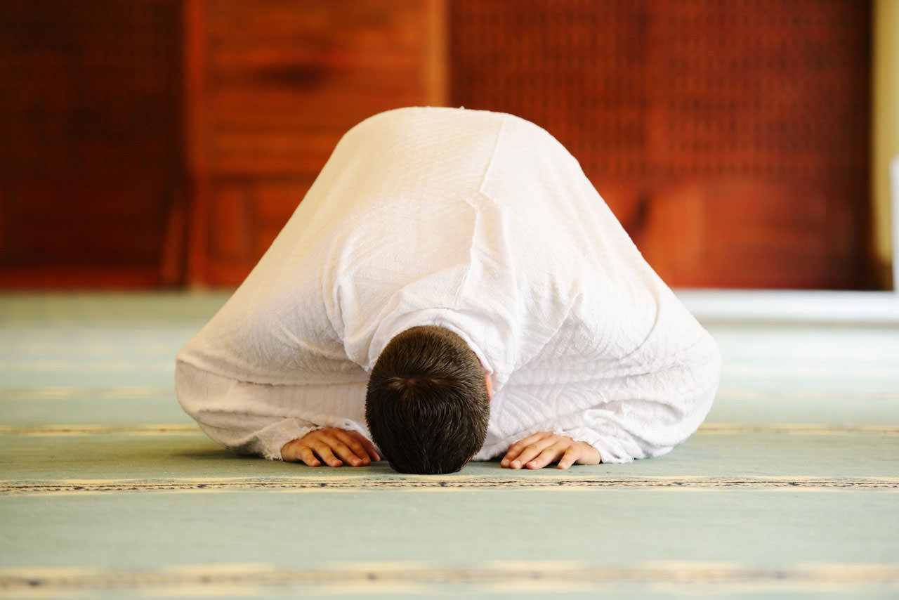 بالفيديو .. فتاوى الصلاة للشيخ بن باز  